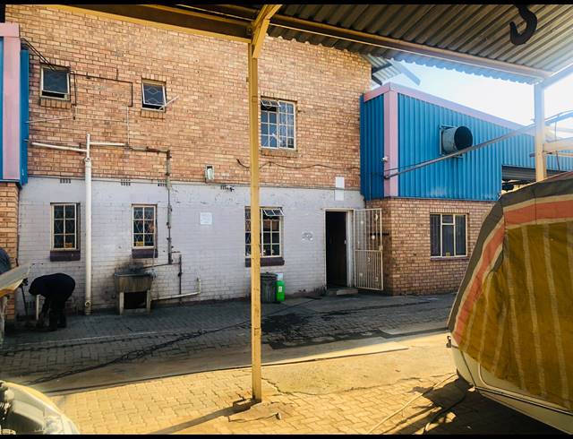 674M² FACTORY FOR SALE IN RUSTENBURG CENTRAL